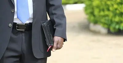 Mobile notary visiting a client in London office